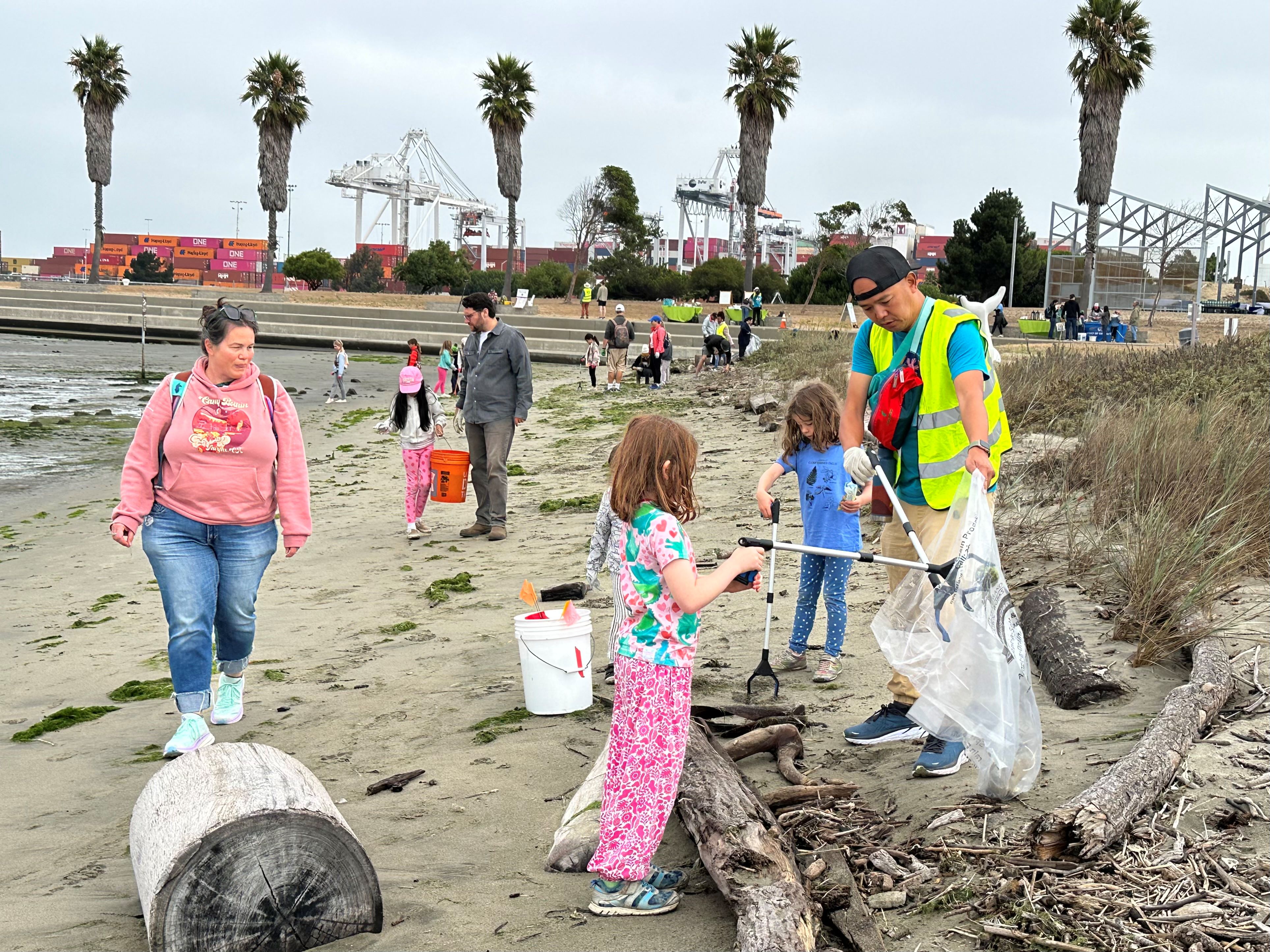 California Coastal Cleanup Middle Shore Harbor Oakland Volunteers Remove Trash California Coastal Cleanup Middle Shore Harbor Oakland Volunteers Remove Trash